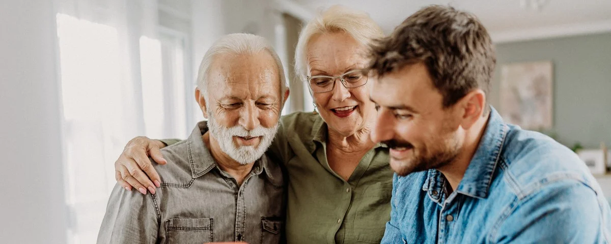 Le fils rend visite à ses parents et leur enseigne les nouvelles technologies