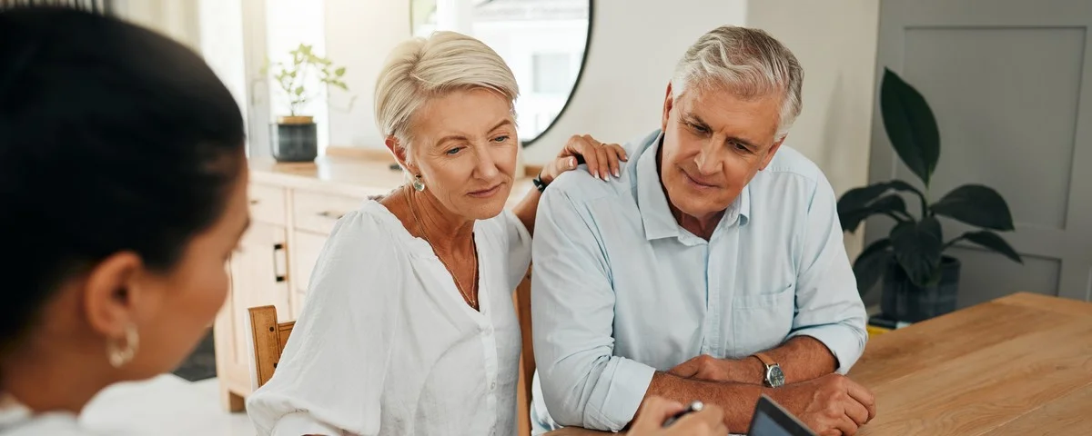 Conseiller financier consultant des clients sur la retraite, la planification financière ou l'investissement et document sur l'écran de l'ordinateur portable. 