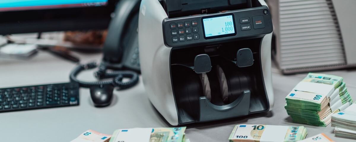 billets de banque sont placés sur la table après avoir été comptés sur la machine 