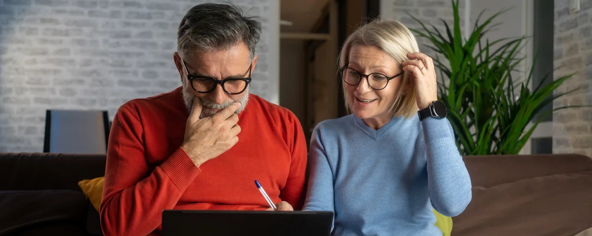 Un couple déprimé par le coût de la vie de sa famille s'est retrouvé avec des tickets de caisse de supermarché et une calculette en raison de la hausse des prix des produits alimentaires et de la flambée des coûts due à l'inflation de la crise financière.