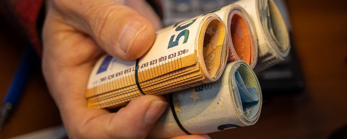 Gros plan sur de nombreux billets de banque en euros