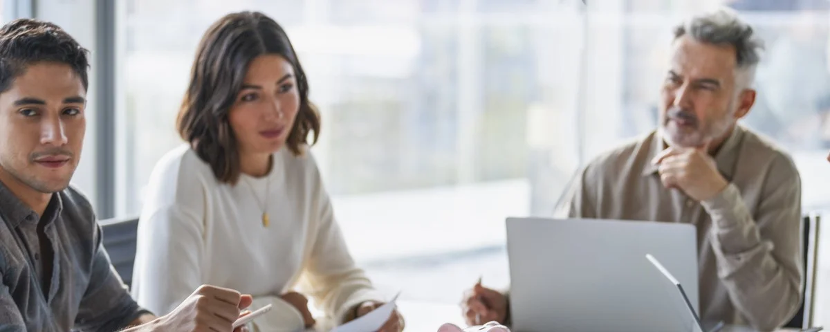 Groupe multiracial d'hommes d'affaires avec une tirelire