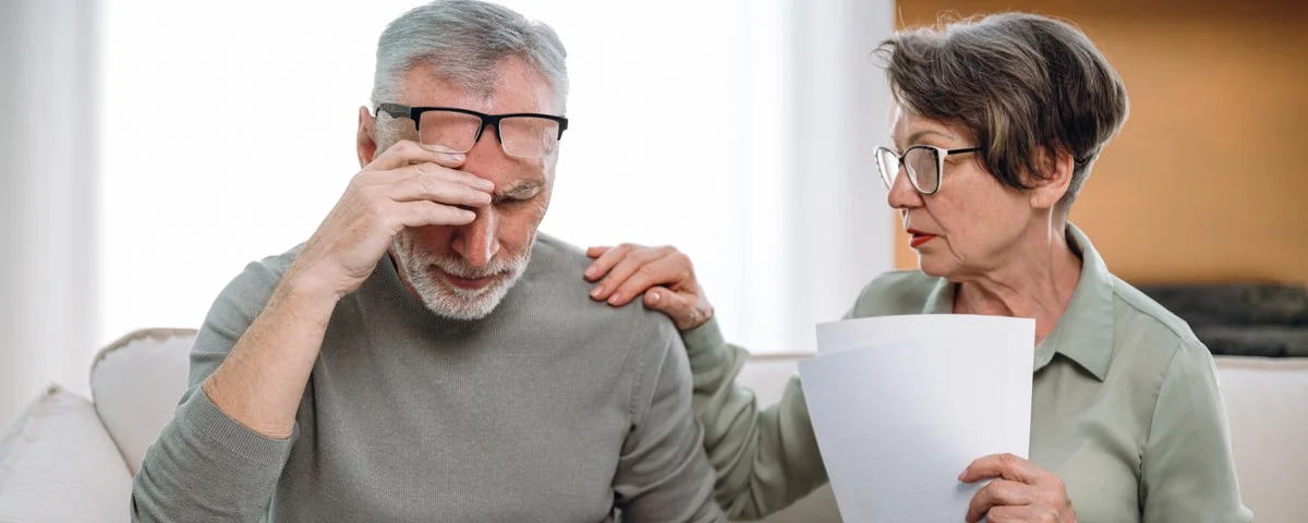 Une femme retraitée stressée et son mari gèrent les finances de la famille. 