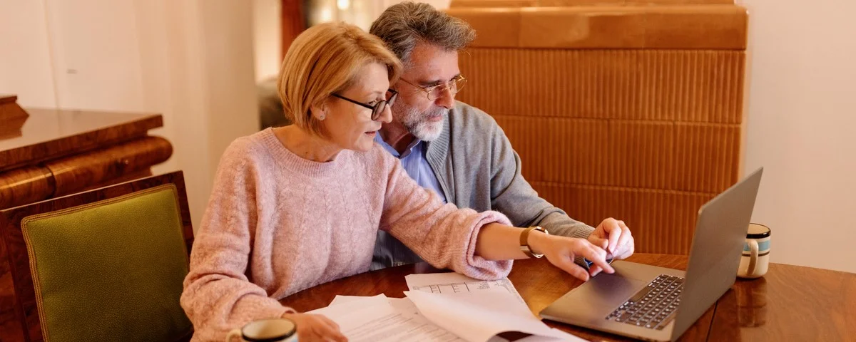 Des personnes modernes qui utilisent la technologie au travail