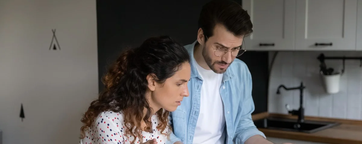 Un mari et une femme stressés, préoccupés par leurs problèmes financiers, se trompent dans leurs paiements de crédit. 