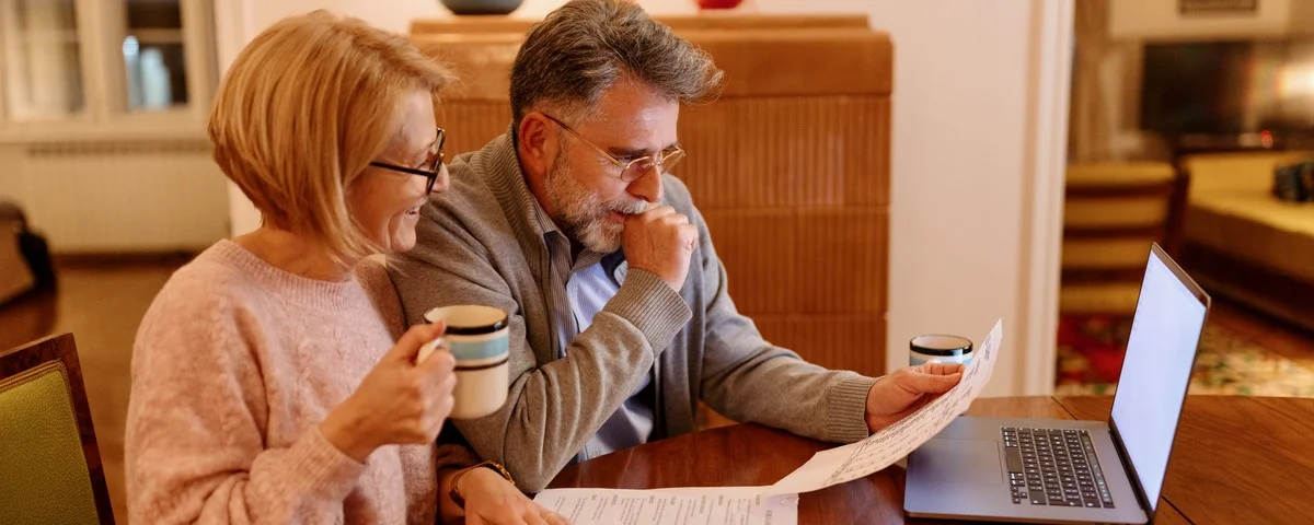 Un homme et une femme paient leurs impôts depuis leur domicile