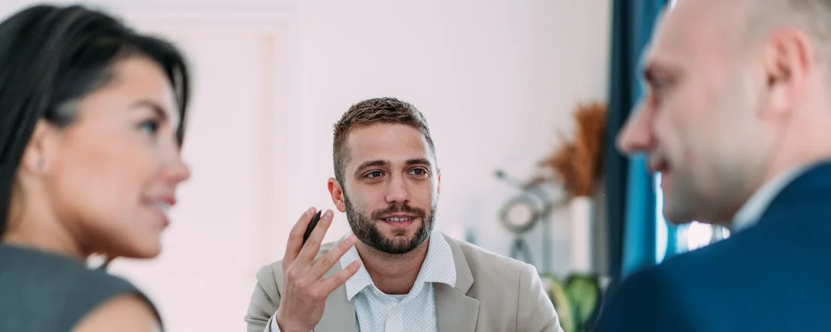 Chef d'entreprise en réunion avec deux de ses employés dans son bureau.