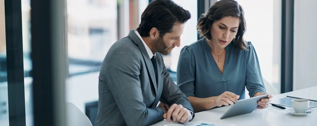 Hommes d’affaires, travail d’équipe et tablette pour les statistiques, le rapport financier et la planification des revenus, des bénéfices ou des ventes au bureau. Conseiller professionnel ou clients avec analyse de données, graphiques et tableaux