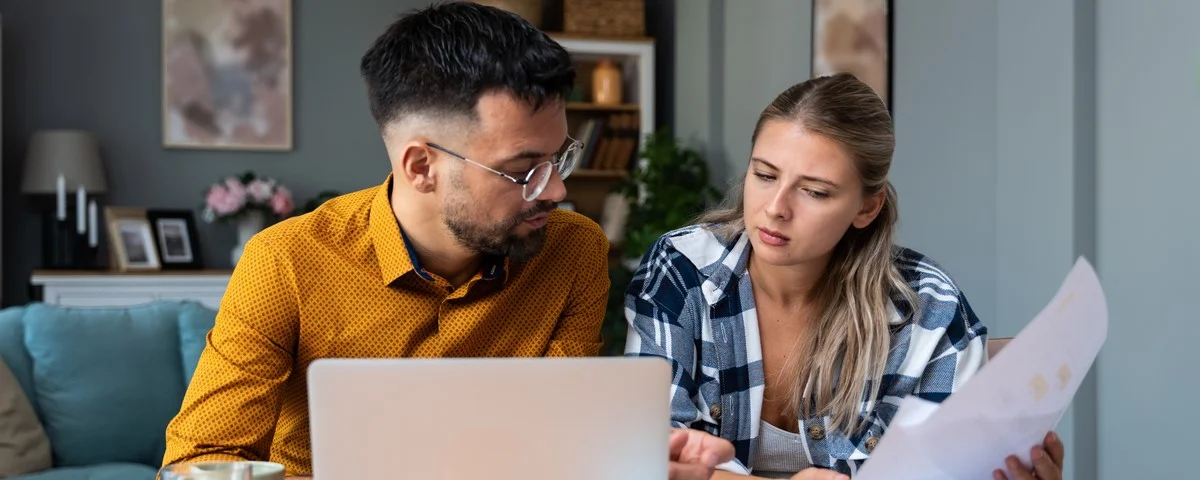 Les jeunes étudiants de l'université travaillent en freelance sur internet pour payer leur prêt étudiant, économiser de l'argent pour le loyer, les voyages et les vacances.