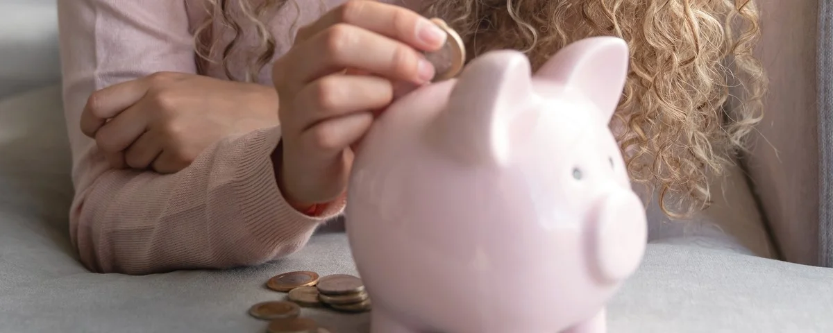 Femme heureuse à la maison économisant de l'argent dans une tirelire - concepts de finances domestiques.