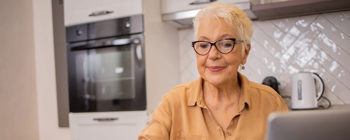 Une femme planifie le budget de sa maison et utilise une calculatrice