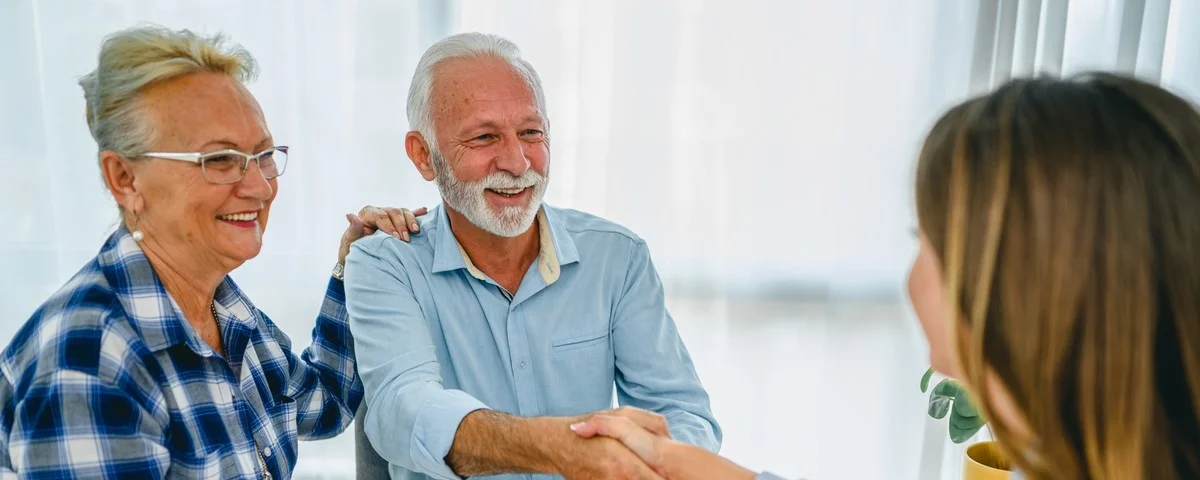 Un couple de seniors est en réunion avec son conseiller financier.