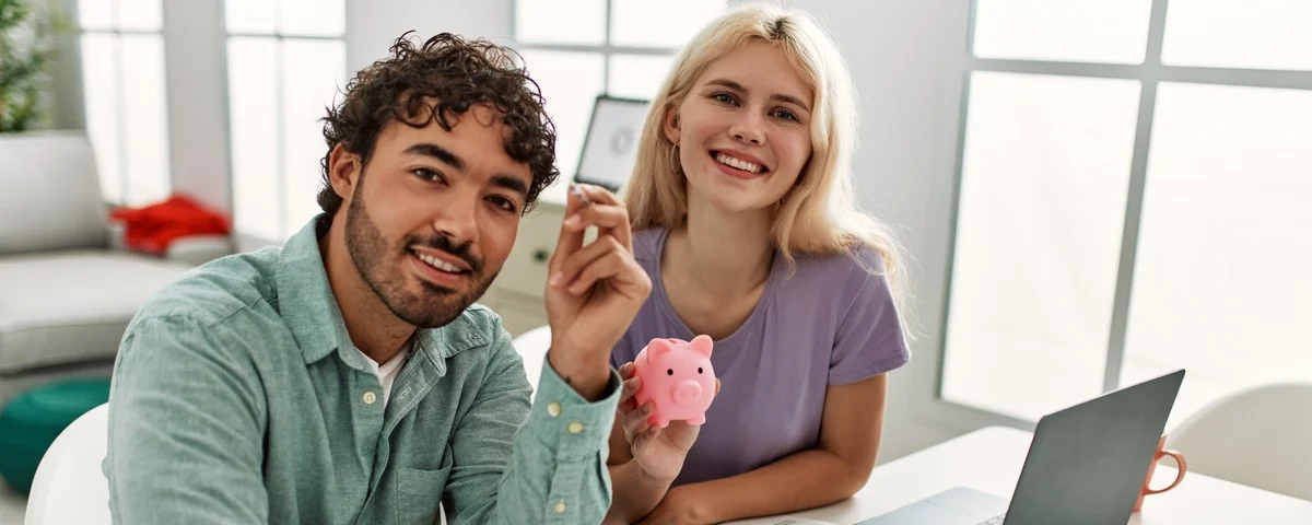 Jeune couple contrôlant l'économie familiale à la maison.