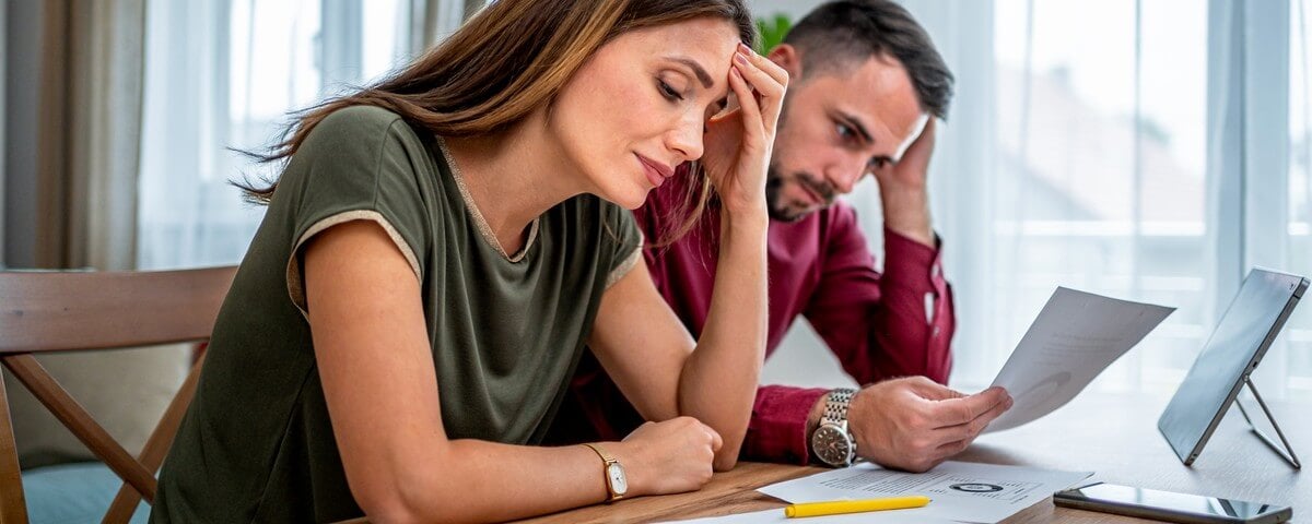 Un jeune couple s'inquiète alors qu'il tente de remettre de l'ordre dans ses finances.