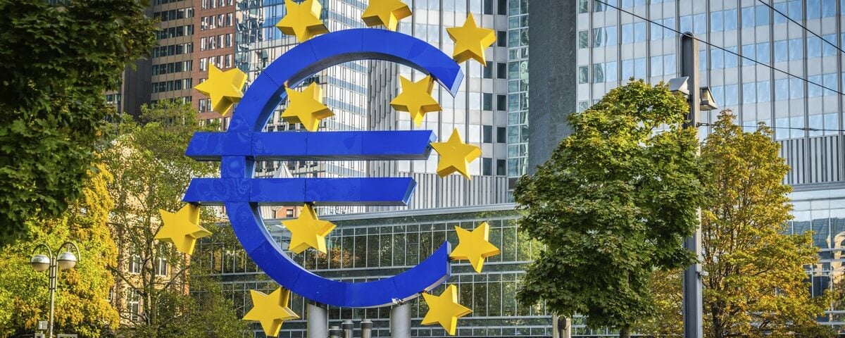 Siège de la Banque centrale européenne (BCE) avec le logo représentant le symbole de l'euro.