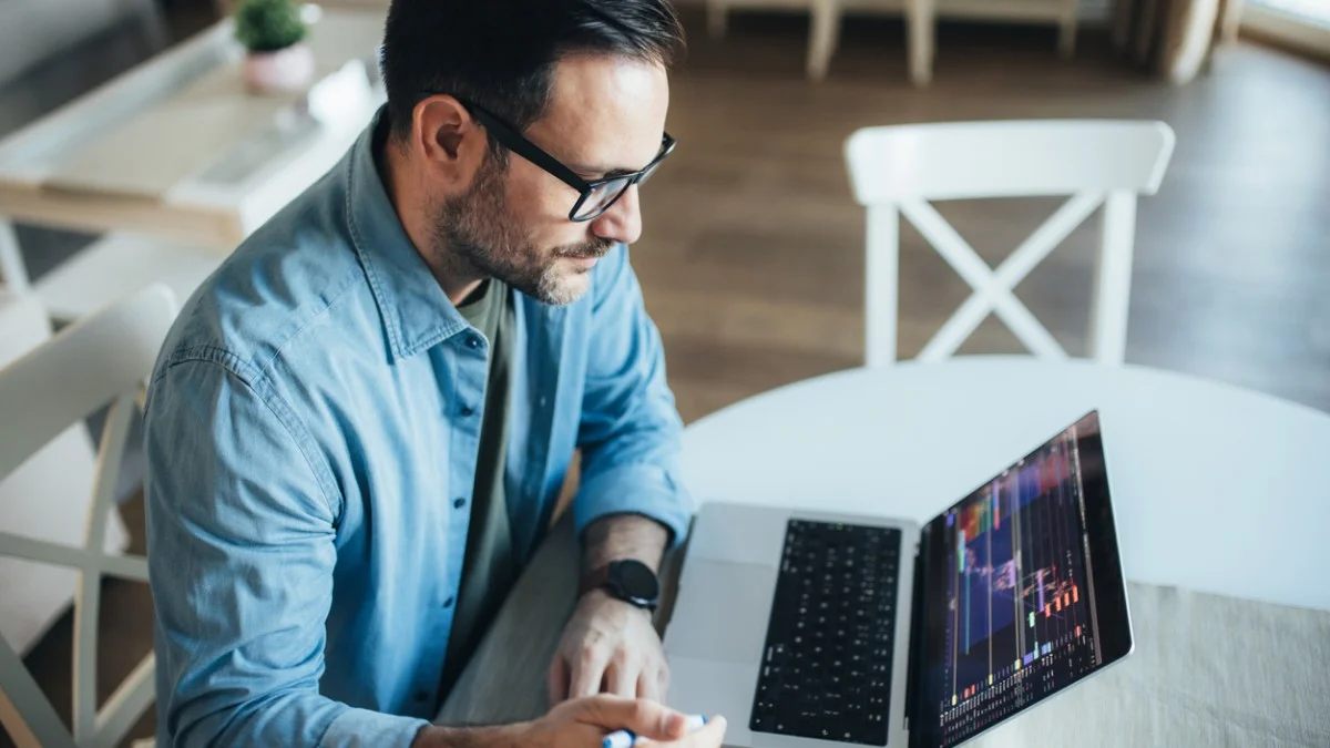 Quel mode de gestion privilégier pour investir en ETF sur un PEA 