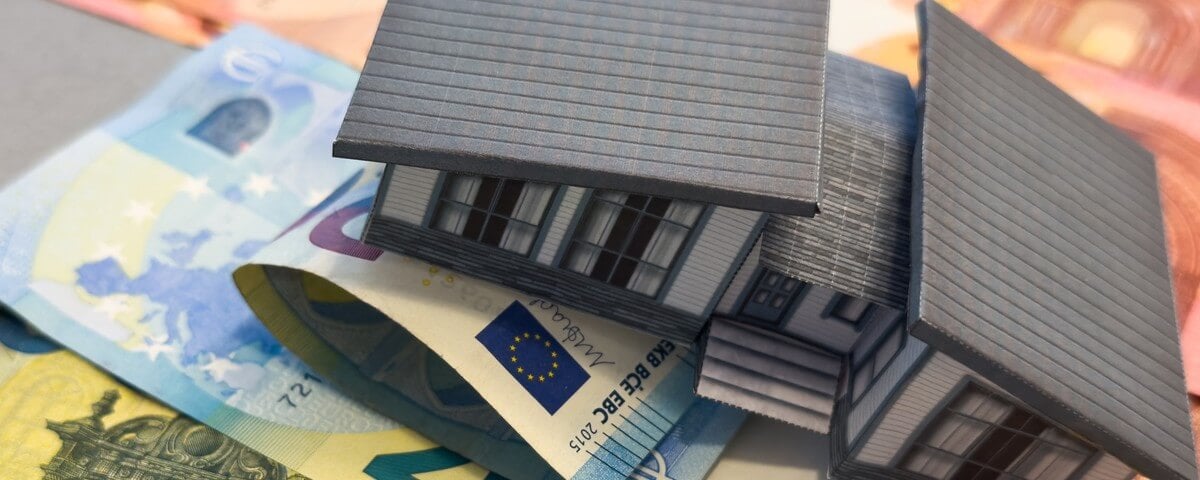 Maquette d'une maison figurant sur les billets de 100 euros ; illustration conceptuelle pour le financement immobilier, la vente de biens immobiliers ou les charges courantes d'un immeuble. Photo de haute qualité