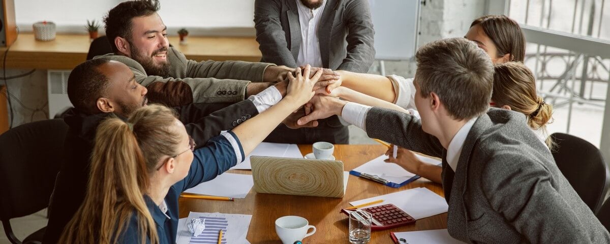 Consolidation d’équipe. Groupe de jeunes professionnels en réunion. Un groupe hétéroclite de collègues discute de nouvelles décisions, de projets, de résultats et de stratégie. Créativité, milieu de travail, affaires, finances, travail d’équipe.