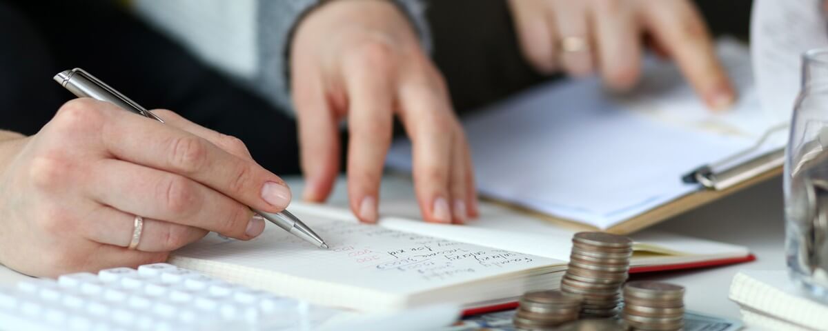 Gros plan sur un couple en train de faire le point sur leur budget. Réunion familiale pour passer en revue et rendre compte des recettes et des dépenses. Notion de problèmes économiques et financiers