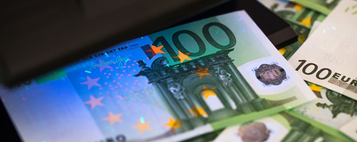 Vérification de l'authenticité des billets de banque en euros à la lumière des UV, arrière-plan de l'argent