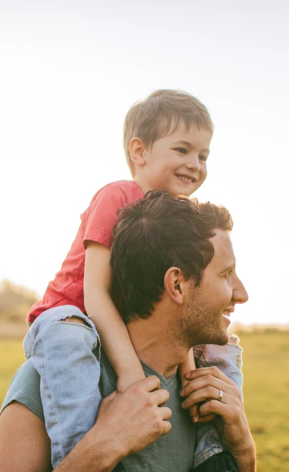 Profil parents - famille heureuse avec enfants